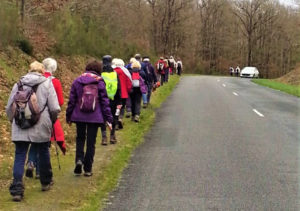 marcher a gauche de la route