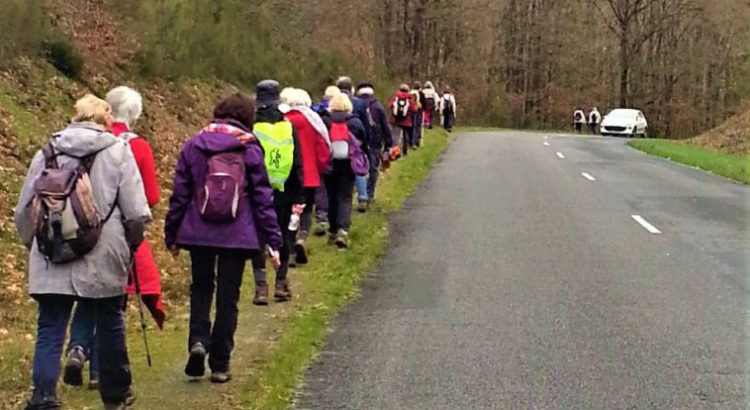 marcher a gauche de la route